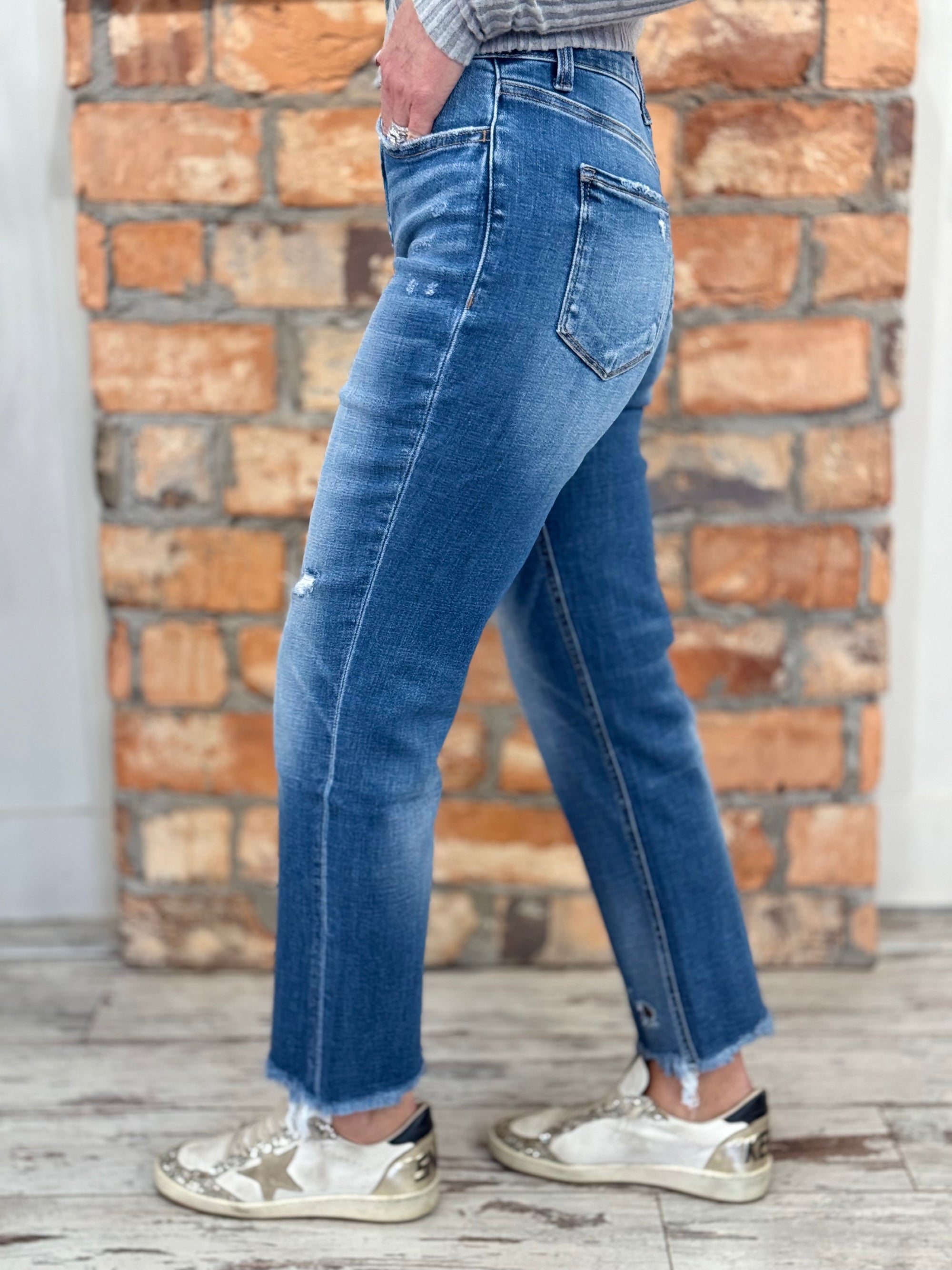 Cropped Frayed Hem Straight Jeans