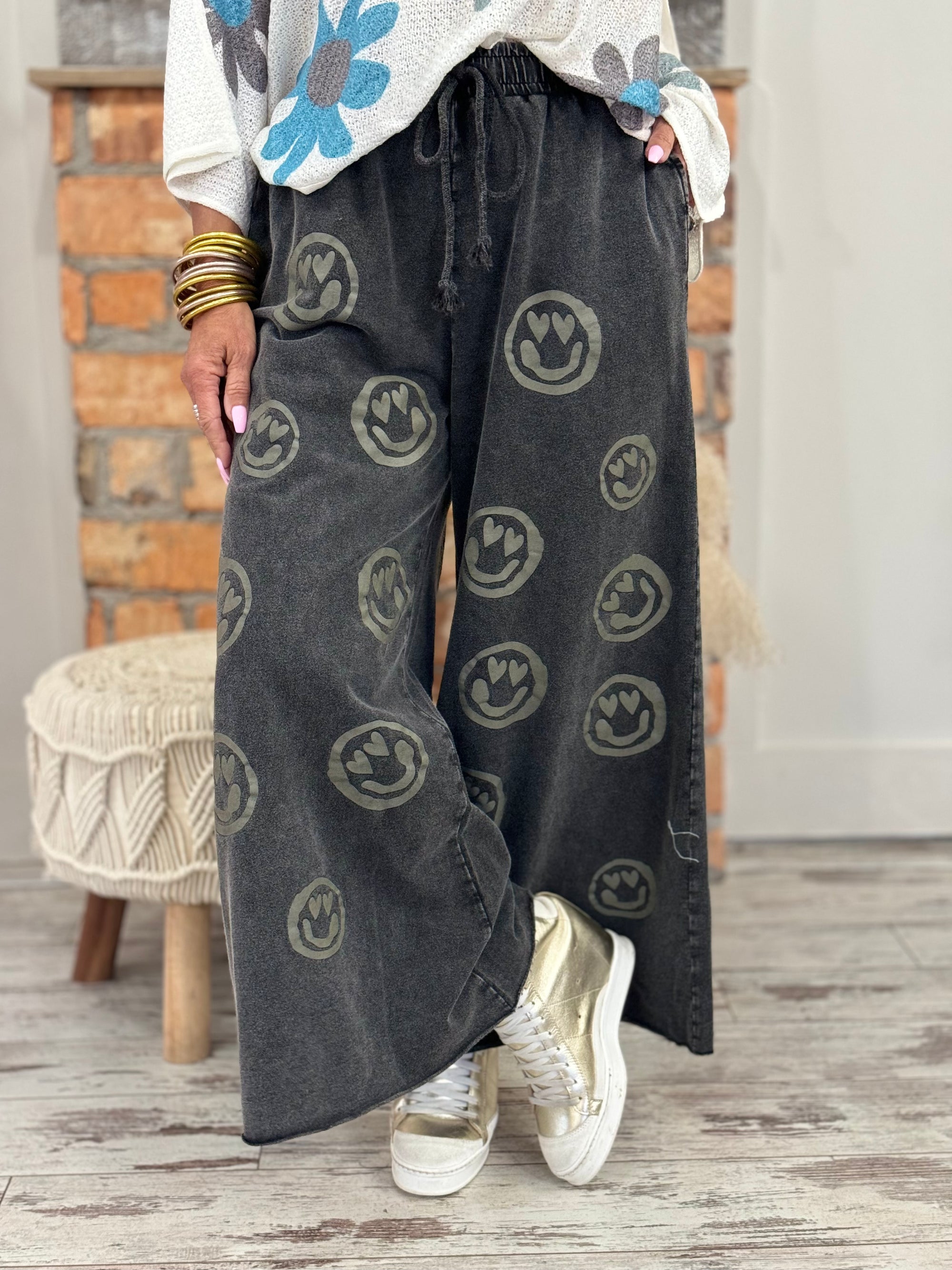 Mineral Wash Smiley Wide Leg Pants in Black