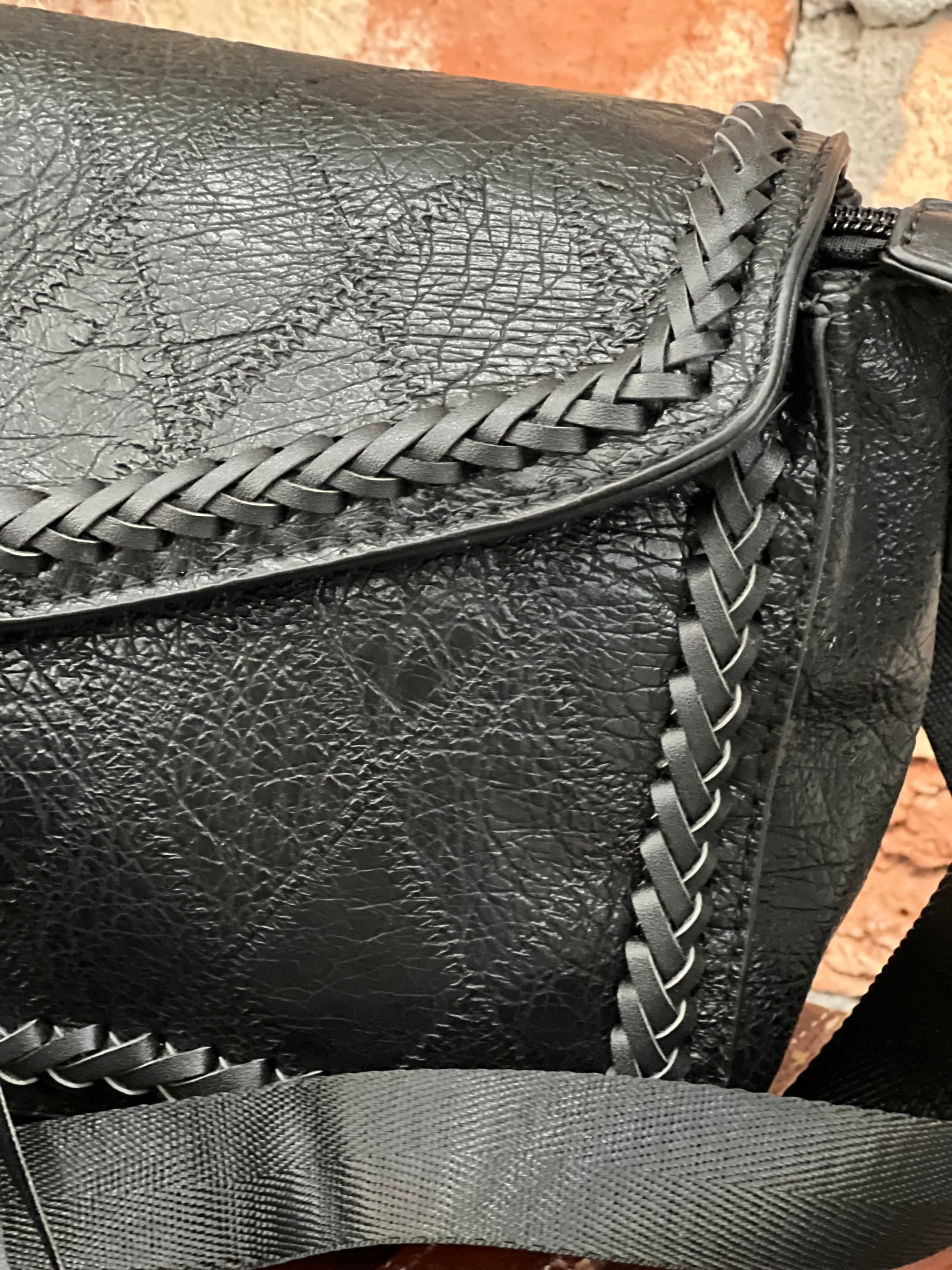 PU Leather Tassel Shoulderbag in Black